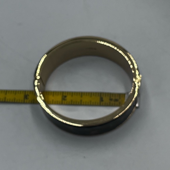 J Crew Tortoise Gold Hinge clamp bracelet Bangle Width: 3/4" - Picture 14 of 16